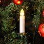 Konstsmide LED-Baumkerze mit grünem Clip am Weihnachtsbaum, warmweiß leuchtend. Für Innen-Lichterketten.