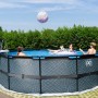Runder Exit Black Leather Pool ø 450 cm mit Leiter und Personen im Wasser.