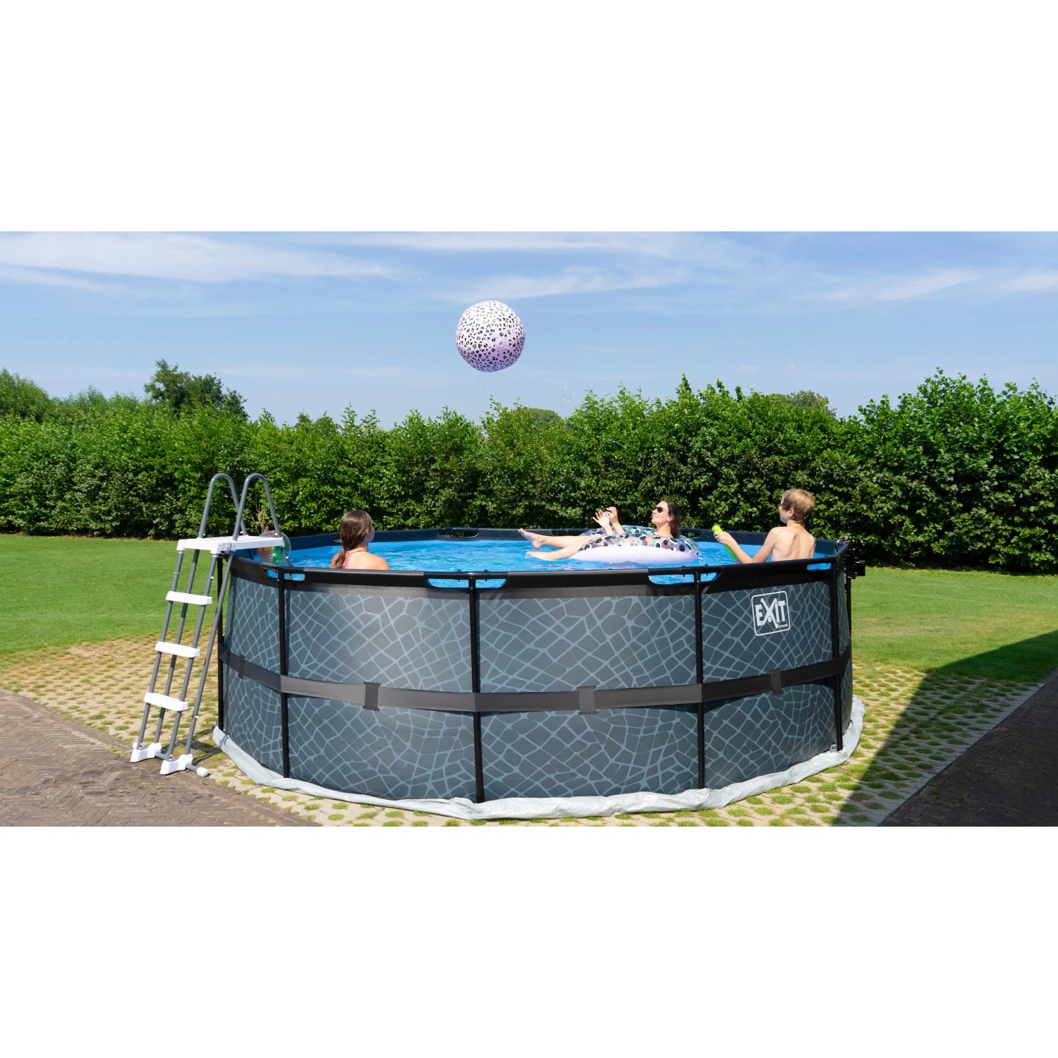 Runder Exit Black Leather Pool ø 450 cm mit Leiter und Personen im Wasser.