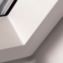 Detailaufnahme: Weißes Velux Klapp-Schwingfenster GPU FK06 aus Kunststoff. Dachfenster für Feuchträume.