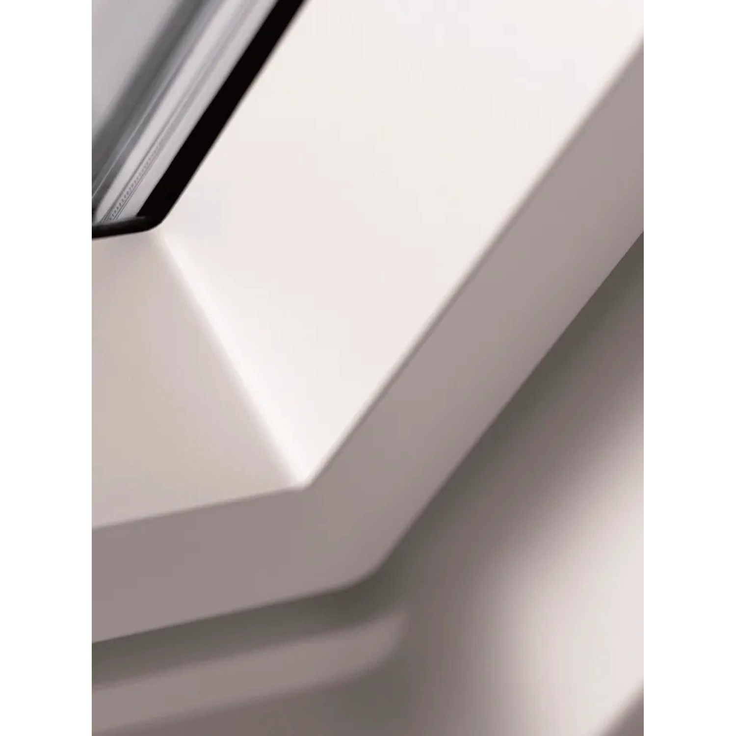 Detailaufnahme: Weißes Velux Klapp-Schwingfenster GPU FK06 aus Kunststoff. Dachfenster für Feuchträume.
