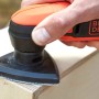 Black+Decker Akku-Deltaschleifer BDCDS12N in Aktion beim Schleifen von Holz.