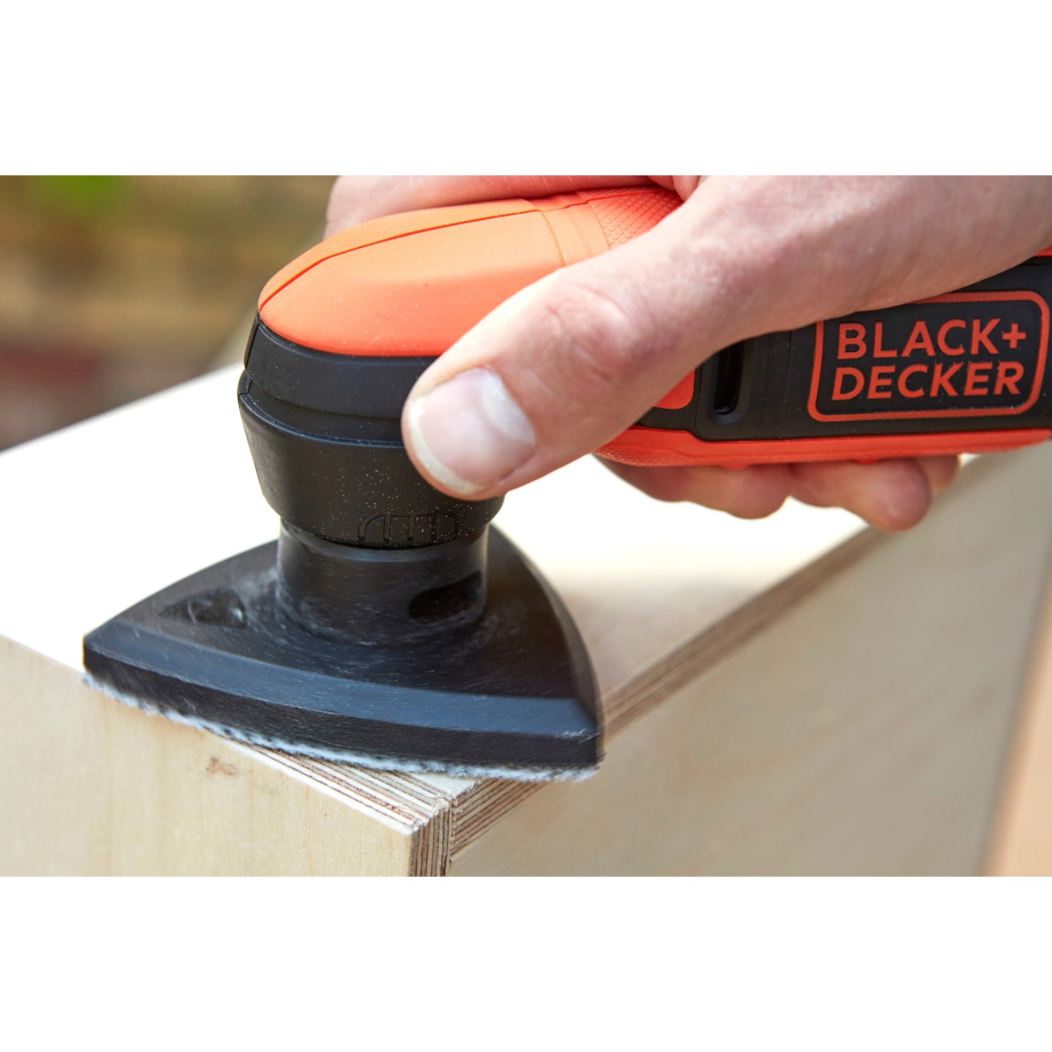 Black+Decker Akku-Deltaschleifer BDCDS12N in Aktion beim Schleifen von Holz.