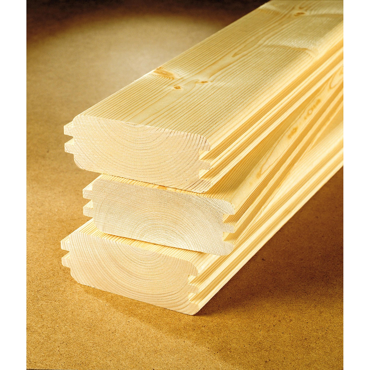 Detailaufnahme von unbehandelten Holzbohlen für ein Weka Gartenhaus. Holzmaserung sichtbar.