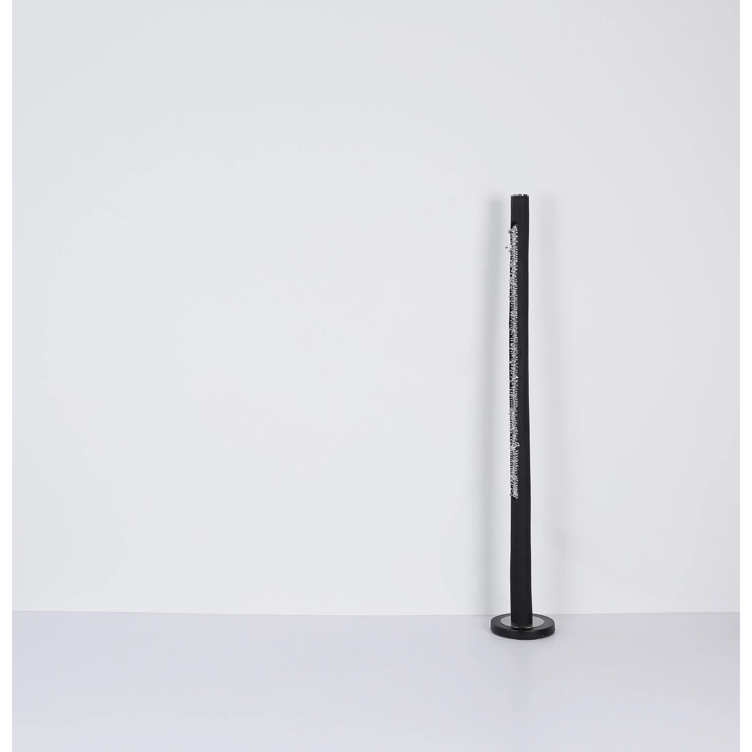 Schwarze, dimmbare LED-Stehlampe Felicitas mit Acrylkristallen, 151 cm hoch.