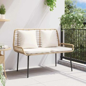 Zweisitzige Gartenbank aus braunem Poly-Rattan mit schwarzen Stahlbeinen und cremefarbenen Kissen auf Terrasse.