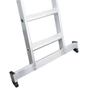 Detailansicht: Aluminium Stufen-Schiebeleiter mit nivello-Traverse und rutschfesten Füßen.