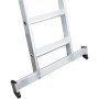 Detailansicht: Aluminium Stufen-Schiebeleiter mit nivello-Traverse und rutschfesten Füßen.