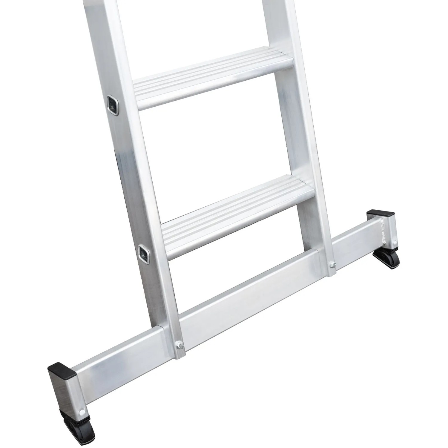 Detailansicht: Aluminium Stufen-Schiebeleiter mit nivello-Traverse und rutschfesten Füßen.