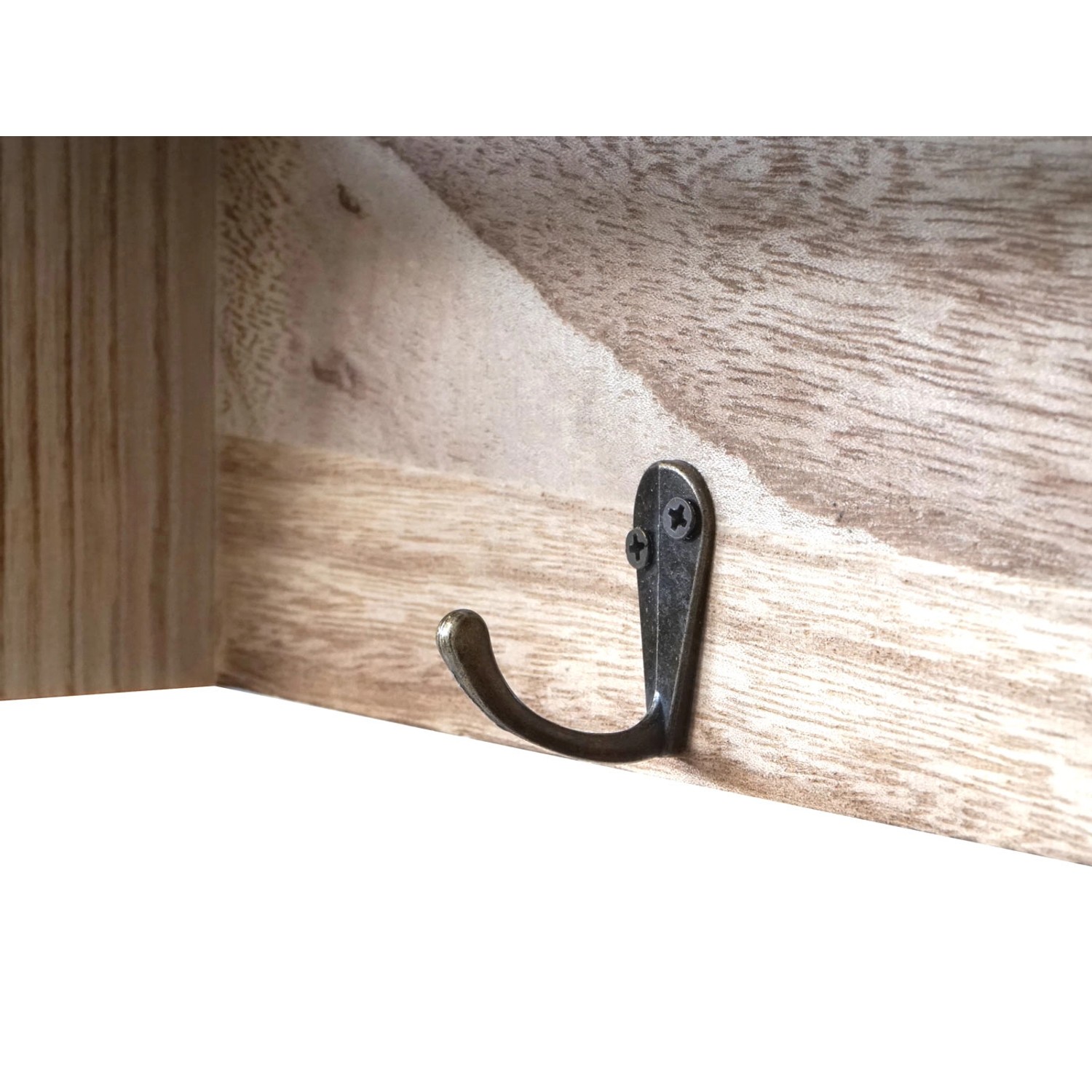 Detailaufnahme: Naturfarbenes MCW Küchenregal mit Haken und Holzstruktur.