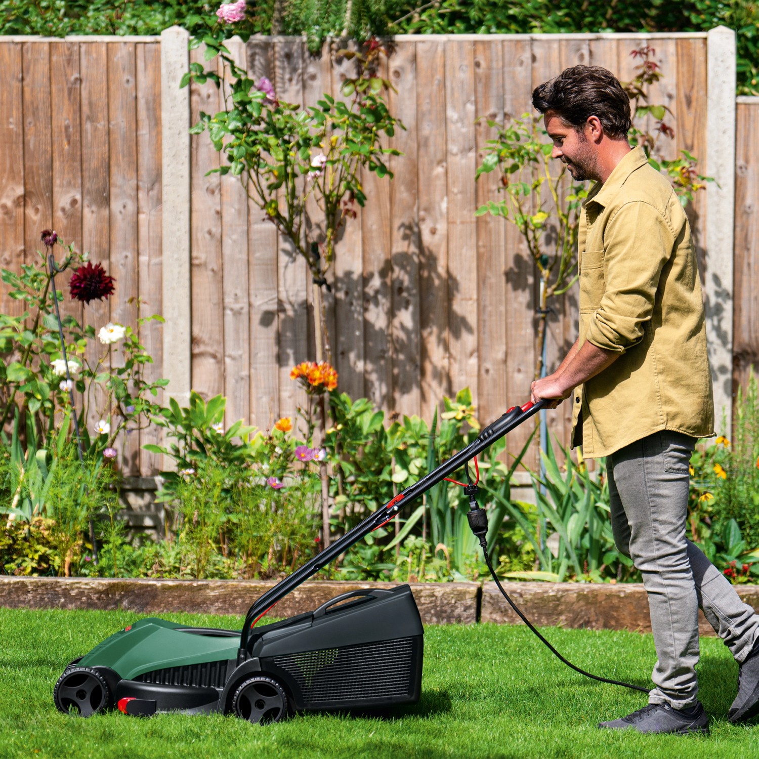 Bosch Easy Rotak 32-215 Elektrorasenmäher im Einsatz im Garten.