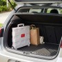Hellgrauer, klappbarer Relaxdays Einkaufstrolley aus Kunststoff/Aluminium mit Rollen im Autokofferraum. Platzsparend.