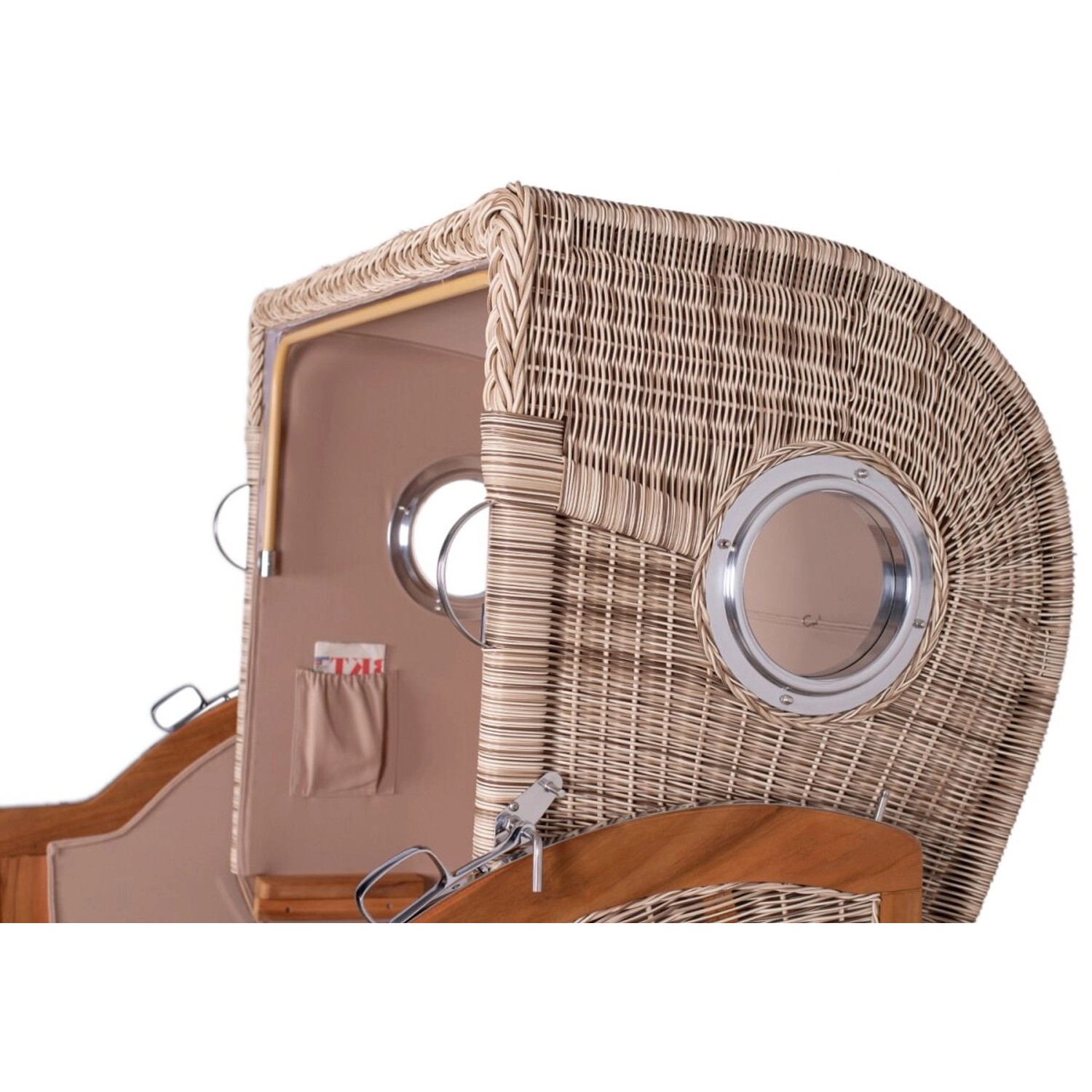 Detailansicht Strandkorb Ammersee Grande XL Teak mit Bullauge und PE Shell Geflecht.