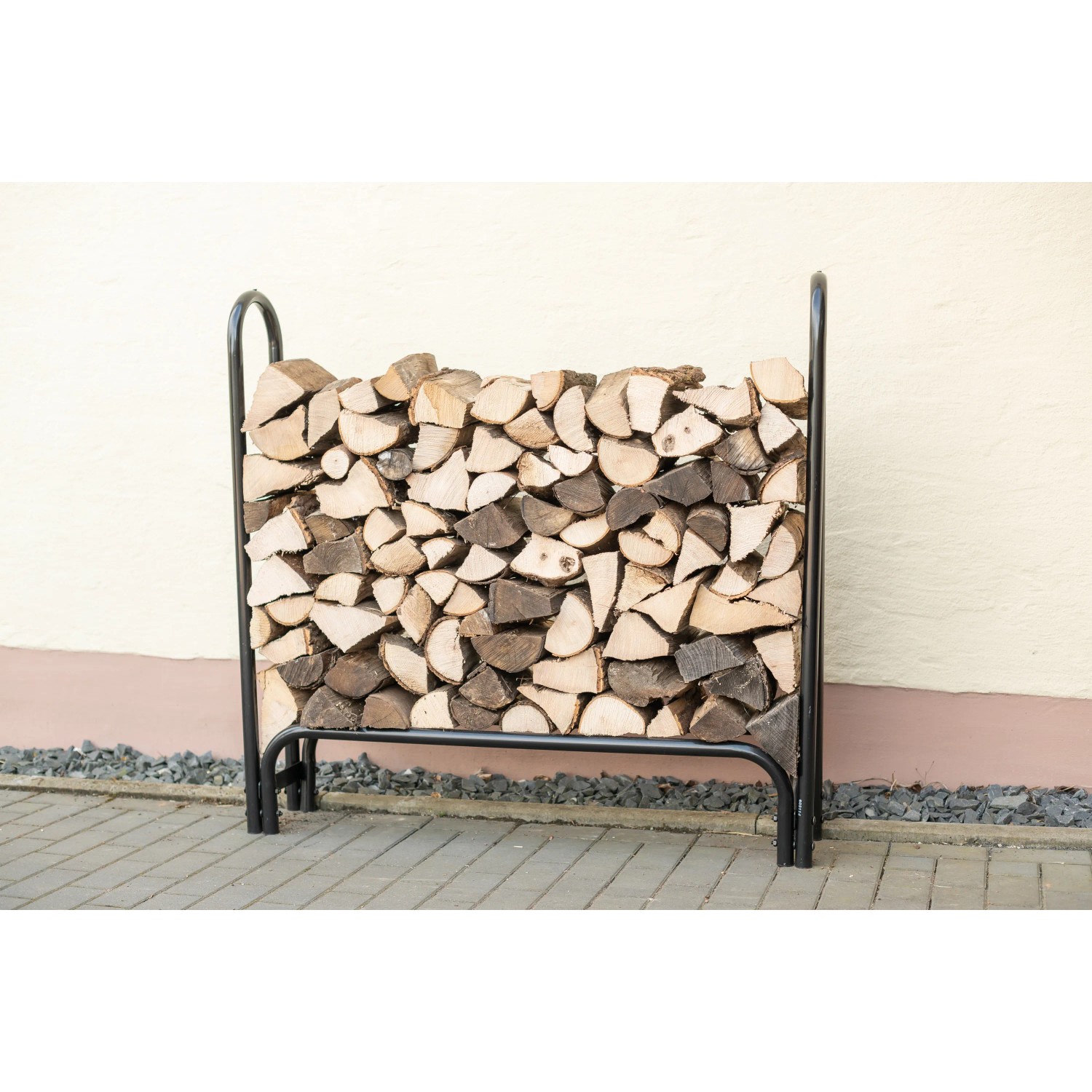 Schwarzes ShelterLogic Kaminholzregal 126x118 cm mit Holz gefüllt und Abdeckung.