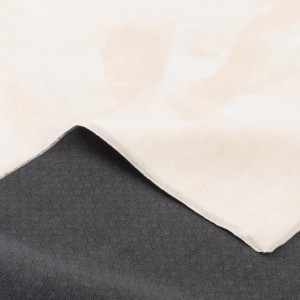 Detailansicht des beigen Pergamon Luxus Fellteppichs (140x200cm) mit weicher Oberfläche und rutschfester Rückseite.