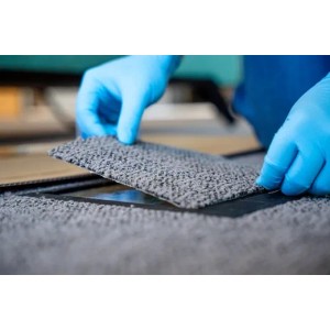 Auftragen von WEICON GMK 2410 Gummi-Metall-Klebstoff auf ein graues Material.