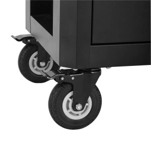 Detailaufnahme der Räder des STAHLWERK Werkstattwagens Crow. Robuste Rollen mit Feststellbremsen.