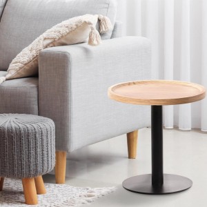 Runder Beistelltisch Aspen mit heller Holzplatte und matt schwarzem Metallgestell neben Sofa. Modernes Design.