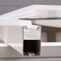 Detailaufnahme des weißen Aluminiumrahmens und Polycarbonat-Dachs des Palram Canopia Wintergartens.