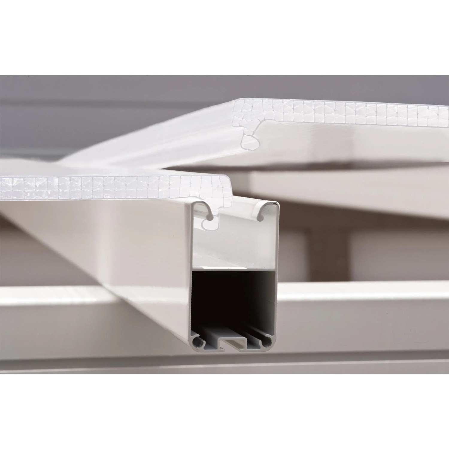 Detailaufnahme des weißen Aluminiumrahmens und Polycarbonat-Dachs des Palram Canopia Wintergartens.