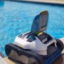 Weißer Mammotion Spino E1 Akku-Poolreinigungsroboter am Poolrand. Reinigt Boden, Wände und Wasserlinie.