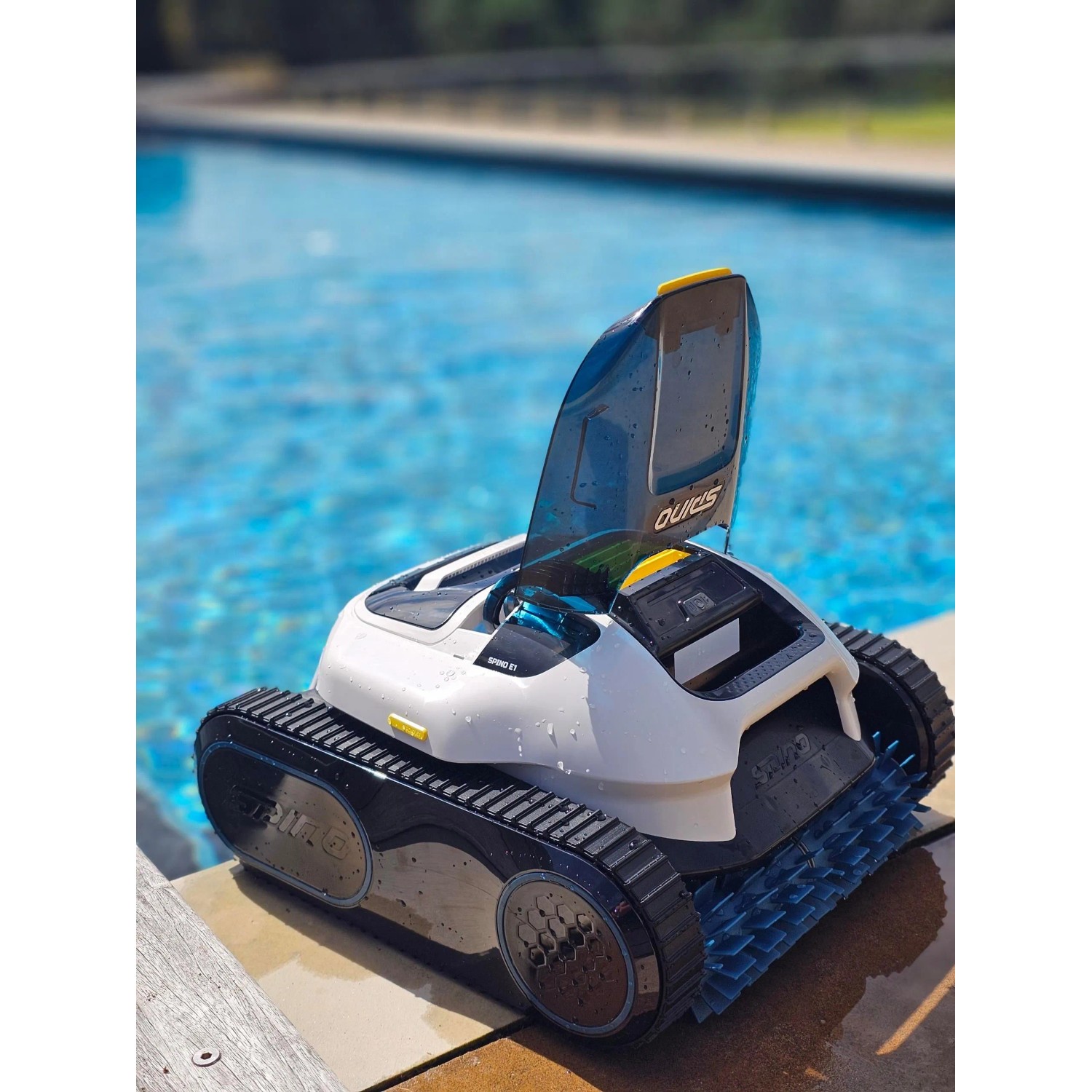 Weißer Mammotion Spino E1 Akku-Poolreinigungsroboter am Poolrand. Reinigt Boden, Wände und Wasserlinie.