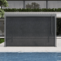 Anthrazitfarbenes MWH Rolllo CR Series 4m an einer Pergola, bietet Sonnenschutz und Privatsphäre am Pool.