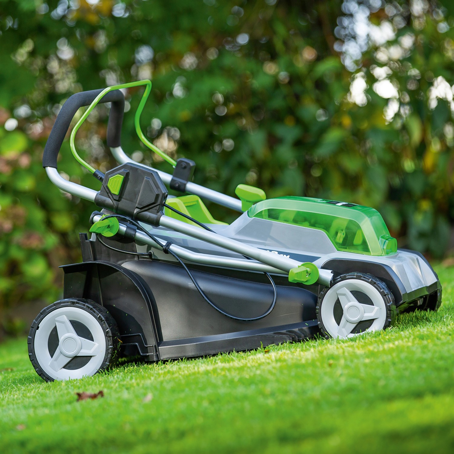 LUX Akku-Rasenmäher 40V PowerSystem Set mit 2 Akkus auf Rasen. Ideal für mittelgroße Gärten.
