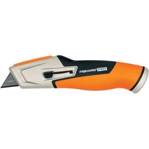 Fiskars Universalmesser CarbonMax™ mit einziehbarer Klinge und orange-schwarzem Griff.