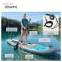 Frau paddelt auf blau-grauem Tectake Stand Up Paddle Board auf See. Zeigt verstellbares Paddel, Kamerahalterung, Spanngurt.