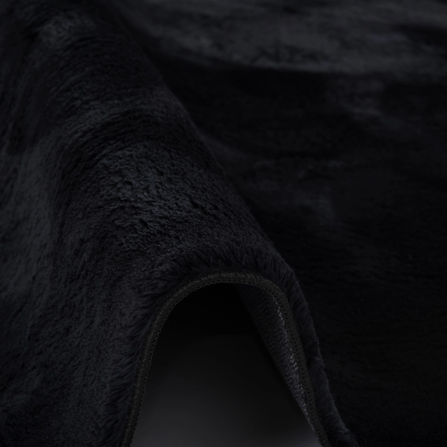 Detailansicht: Schwarzer, runder Fellteppich (200x200cm) der Marke Pergamon. Super Soft und luxuriös.