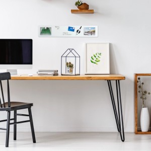 Weißes Relaxdays Glas Magnetboard 15x80cm an Wand über Schreibtisch mit Notizen und Fotos.