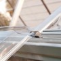 Detailaufnahme des silbernen Palram Canopia Gewächshausrahmens mit Polycarbonatplatten.