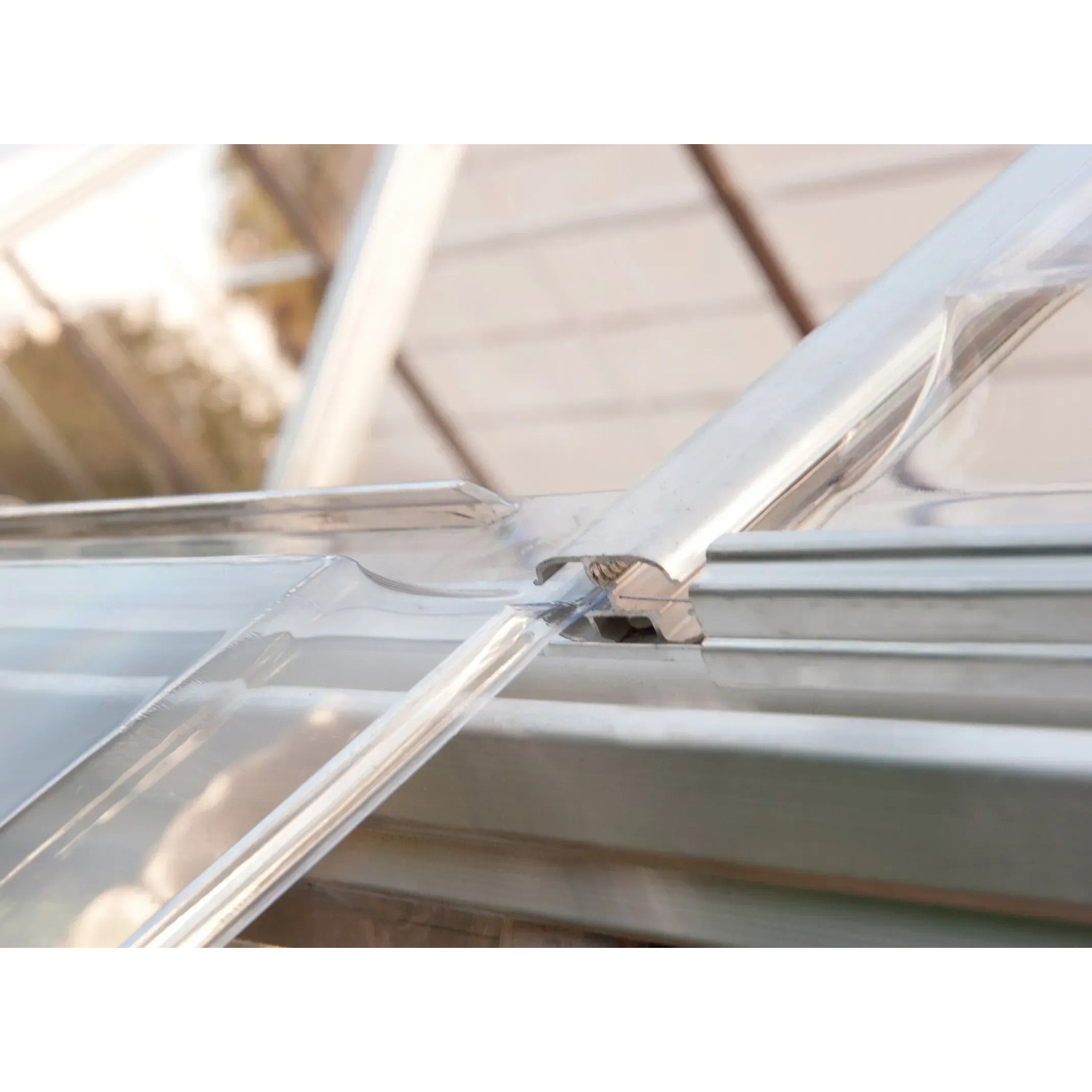 Detailaufnahme des silbernen Palram Canopia Gewächshausrahmens mit Polycarbonatplatten.