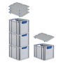 PROREGAL Spar Set: 4 graue Euroboxen mit blauen Griffen und Auflagedeckel, gestapelt.