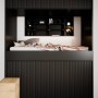 Schwarzes Akustikpaneel-Muster Linoleum Nero Filz an Wand mit Bett und Regalen.