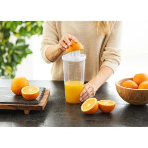 Rotho Küchenhelfer Loft: Frau presst Orange mit dem 5-in-1 Küchengerät, weiß-transparent.