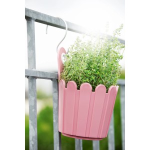 Rosa Pflanztopf mit Kräutern am Geländer, befestigt mit Poétic City Zubehörhaken (3er-Set).