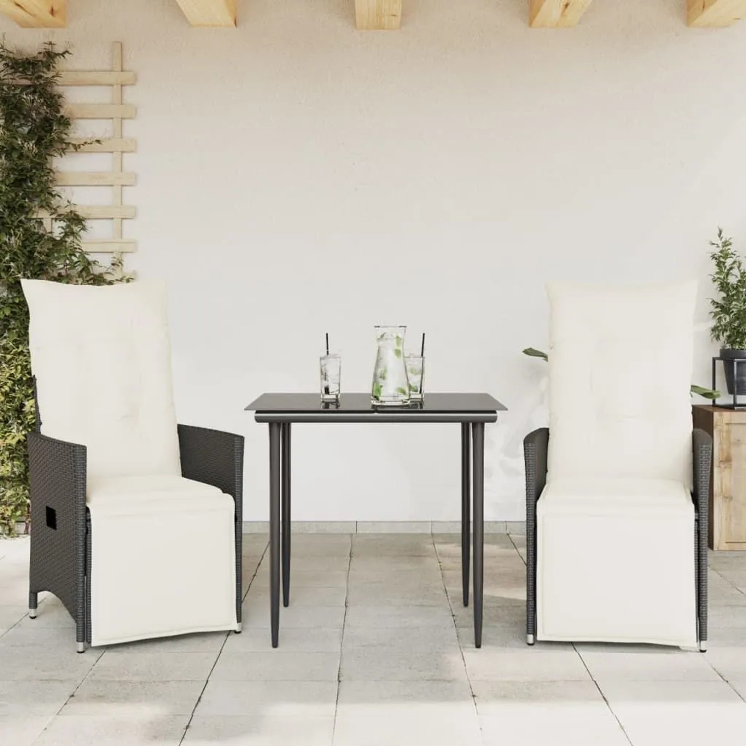 Verstellbare, schwarze vidaXL Gartensessel aus Rattan mit cremeweißen Kissen, 2er-Set.