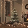 Warmweiße LED-Lichterkette (60m) dekoriert Fenster, Baum und Boden in festlicher Weihnachtsszene.