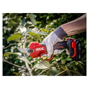 Skil Akku-Astschere 0620CA im Einsatz, rot/schwarz, schneidet Ast. Hochentaster für Gartenarbeiten.