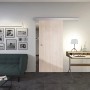 Holzschiebetür Ahorn Naturewood, 2060x940 mm, im Wohnraum mit Sofa und Schreibtisch.