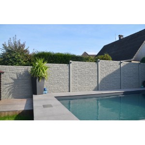 Betonzaun in Steingrau mit Beckers Acrylfarbe gestrichen, als Sichtschutz am Pool