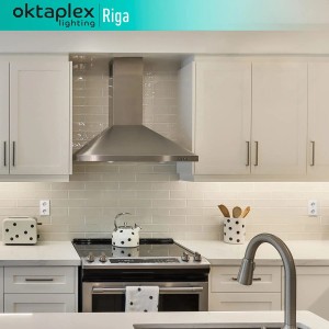 Oktaplex Riga LED Unterbauleuchte in Küche, warmweißes Licht unter Schränken.