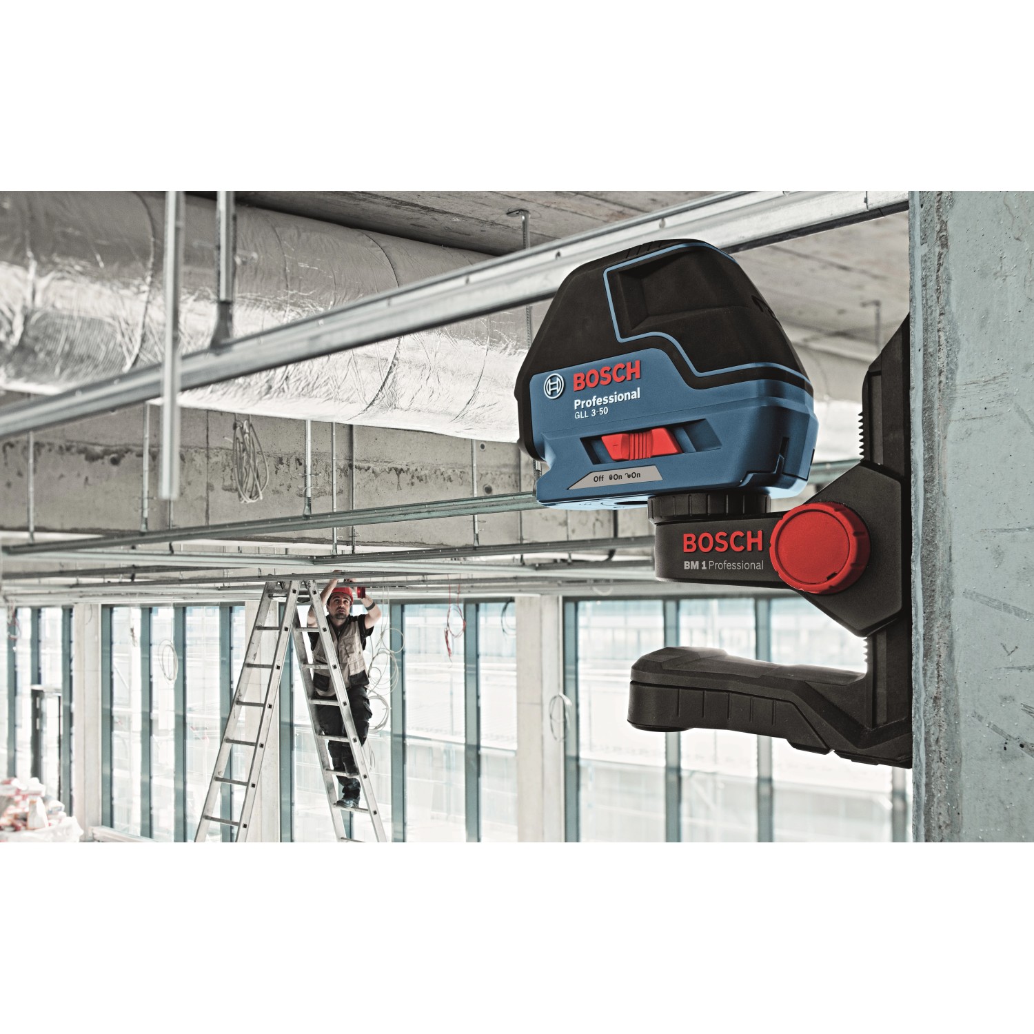 Bosch Professional GLL 3-50 Linienlaser an Wandhalterung, Baustelle im Hintergrund.