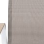 Detailansicht Stuhl der Esstischgruppe Butterfield: Weißes Aluminiumgestell, Textilbespannung Beige, Armlehne Holzoptik.