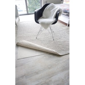 Schöner Wohnen Teppich Vlies 80x150 cm mit Antirutsch-Unterlage auf hellem Holzboden.