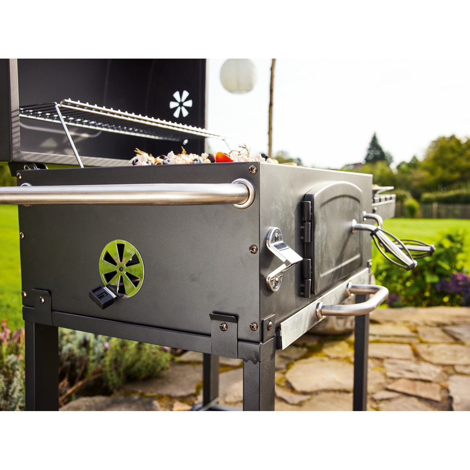 Jamestown Holzkohlegrillwagen Jaxon mit Kohleklappe, Lüftungsschieber und Flaschenöffner.