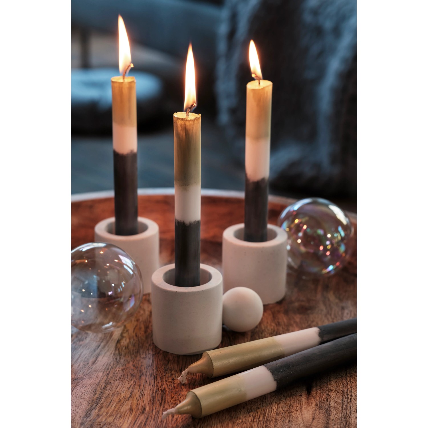 Kerzen in selbstgemachten Kerzenständern aus Ultrament Bastel Beton Weiß.