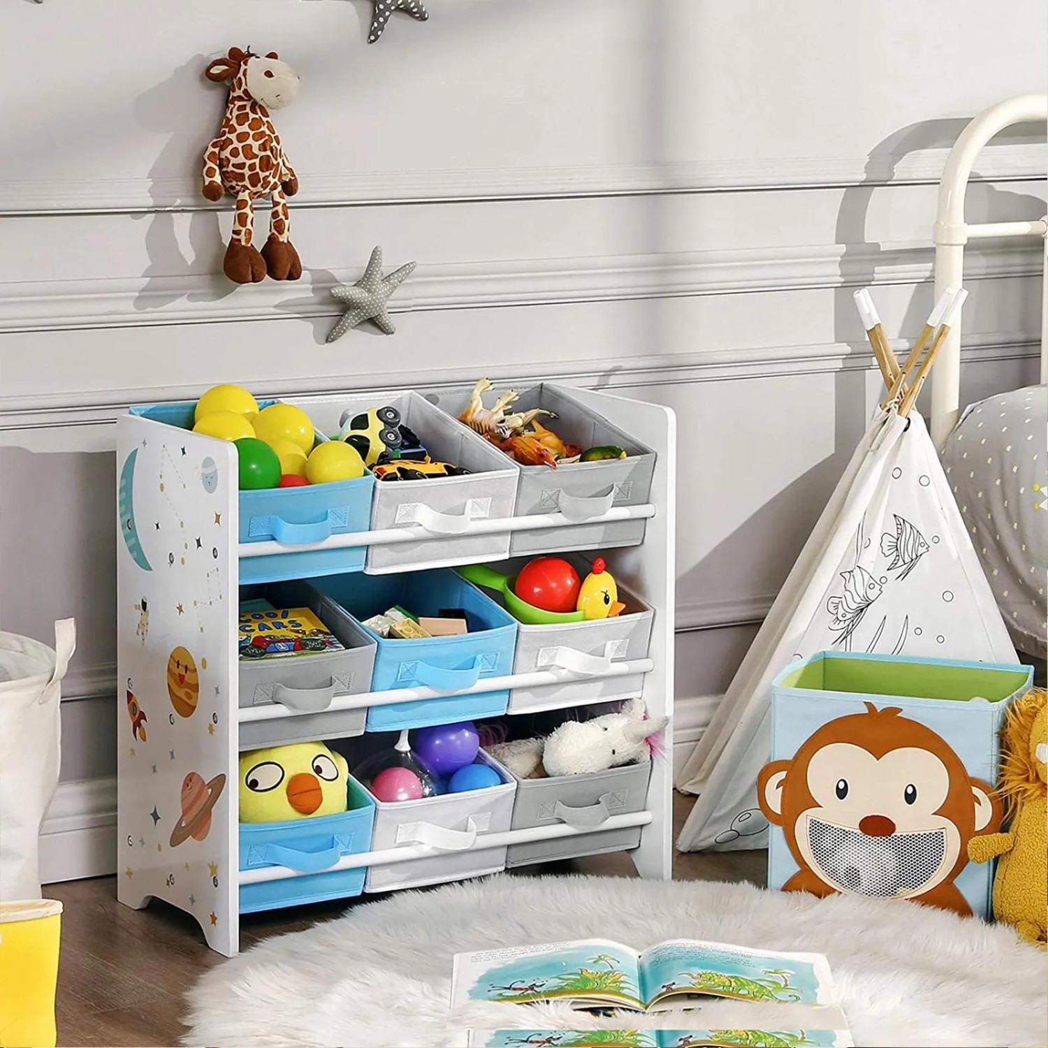 Weißes Songmics Kinderzimmerregal mit 9 Boxen in Blau und Grau, gefüllt mit Spielzeug.